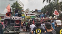 Protes Go-Jek, Massa Bakar Ban dan Atribut