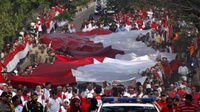 HUT Ke-74 RI: Warga Bogor Arak Keliling Bendera Merah Putih Raksasa
