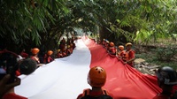 Pembentangan Bendera 74 Meter di Ciliwung