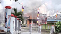Jalan Utama Manokwari Lumpuh, Kantor DPRD Papua Barat Dibakar Massa