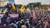 Ada Aksi Lempar Botol, Demo Mahasiswa Depan DPR Sempat Ricuh