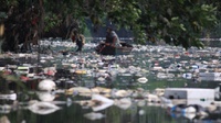 DKI Ambil Sampel Air Kali Baru Kramat Jati Terkait Ikan Mati