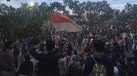 Demo di Depan DPR Ricuh, Polisi Tembakkan Gas Air Mata