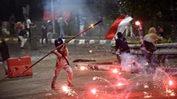 Lutfi, Pembawa Bendera yang Viral Saat Demo Masih Ditahan Polisi