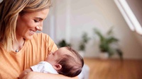 5 Posisi Menggendong Bayi yang Aman dan Benar