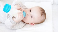 Kapan Waktu Tepat Mengenalkan Susu Sapi pada Bayi?