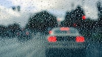 Tips Agar Kaca Mobil Tidak Berembun Saat Musim Hujan