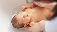 Ketahui Manfaat Mandi Bagi Tumbuh Kembang Bayi