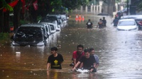 6 Cara Aman Mengendarai Mobil Saat Banjir