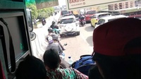 Pengendara Motor Masuk Jalan Tol karena Banjir di Tangerang