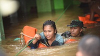 Gubernur Anies Diteriaki Warga Saat Datangi Lokasi Pengungsi Banjir