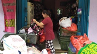 Nasib Penatu Kewalahan Cuci Pakaian Kotor Usai Banjir Jakarta Surut
