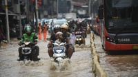 Banjir Lumpuhkan Lalu Lintas di Jatinegara