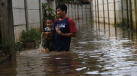Banjir saat Corona: 128 Warga Jaktim Mengungsi dengan Protokol PSBB