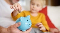 Tips Ajari Anak Kelola Uang: Batasi Nonton TV hingga Ajak ke Bank
