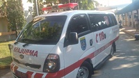 Petugas Ambulans Depok Berpakaian Safety ke RSPI Bawa Pasien