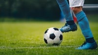 Teknik Mengontrol Bola dengan Kaki, Paha, Dada dalam Sepak Bola