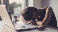 Mengenal Perbedaan Burnout dengan Stres Kerja Biasa