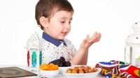 Tips Membangunkan Anak Sahur & Menyajikan Makanannya dari Pakar