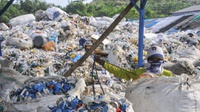 Sampah Jakarta Penuh Limbah APD COVID-19. Bagaimana Menanganinya?