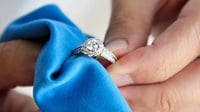 Cara Mudah dan Tips Membersihkan Emas Perhiasan Agar Tetap Berkilau