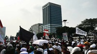 Ada Bendera Palu Arit & PDIP yang Dibakar saat Demo Tolak RUU HIP
