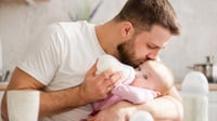 Cara Menggendong Bayi yang Benar dan Aman: Tips Bagi Ayah Baru
