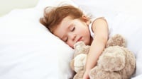 5 Tips Agar Anak Mau Tidur di Kamarnya Sendiri: Lakukan Bertahap