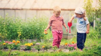 Tips Berkebun Dengan Aman Bersama Anak Sesuai Usianya