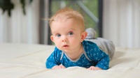 Mengenal Manfaat Tummy Time Bagi Bayi dan Cara Melakukannya