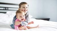 Tanda-tanda Bayi Tumbuh Gigi & Apa yang Harus Dilakukan Orang Tua?