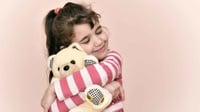 Studi Terbaru: Main Boneka Bantu Kembangkan Rasa Empati Anak