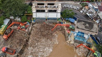 Sampah di Jakarta Menumpuk di Sungai & Pintu Air usai Hujan