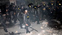 Malam Mencekam di Makassar: Demo Ciptaker 'Digebuki' Ormas & Polisi