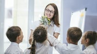 10 Rekomendasi Kado untuk Guru Perempuan yang Bermanfaat & Unik