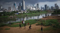 Bermain Sepakbola di Tepi Kanal Banjir Barat