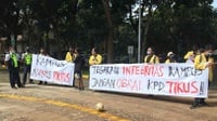 Mahasiswa Unnes Protes' Kartu Merah' ke Gelar Doktor Nurdin Halid