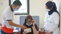 Donasi Kacamata Berbahan Daur Ulang Botol Plastik
