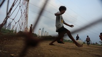 Anak-anak Bermain Sepakbola di Tengah Pandemi