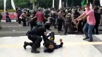 Propam Periksa Polisi Pembanting Mahasiswa saat Demo di Tangerang