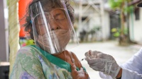 Dua Tahun Pandemi COVID-19, Vaksinasi Lansia Masih Belum Populer