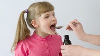 Cara Agar Anak Mau Minum Obat: Beri Perasa hingga Hadiah