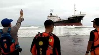 Kapal Tanker Tersangkut Karang di Pantai Sancang Garut