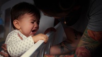 Mitos Bayi Menangis Tengah Malam dan Alasan Medis di Baliknya