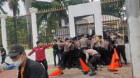 Demo Mahasiswa Pukul Mundur Polisi ke dalam Gedung DPR