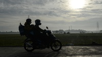 Tips Aman Mengendarai Sepeda Motor Saat Musim Hujan
