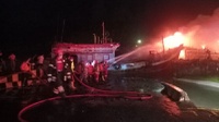 Kebakaran Kapal Nelayan Dermaga Cilacap Akibatkan 1 Orang Terluka
