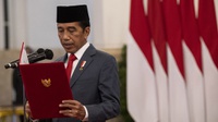 Jokowi Resmi Lantik Hakim MK Guntur Hamzah Pengganti Aswanto