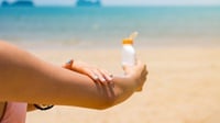 Rekomendasi Sunscreen untuk Kulit Berminyak, Cek di Tokopedia