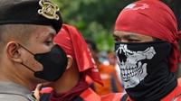 Jelang Demo Perpu Ciptaker: Massa Digembosi & Dihalau Kawat Duri